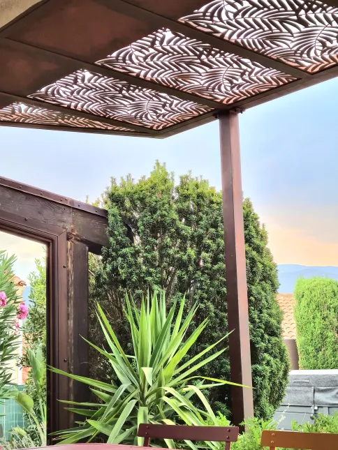 Pergola en style Corten Tôle avec habillage décoratif feuillage 66008 ARGELES SUR MER