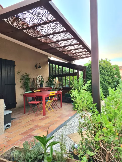 Pergola en style Corten Tôle avec habillage décoratif feuillage 66008 ARGELES SUR MER