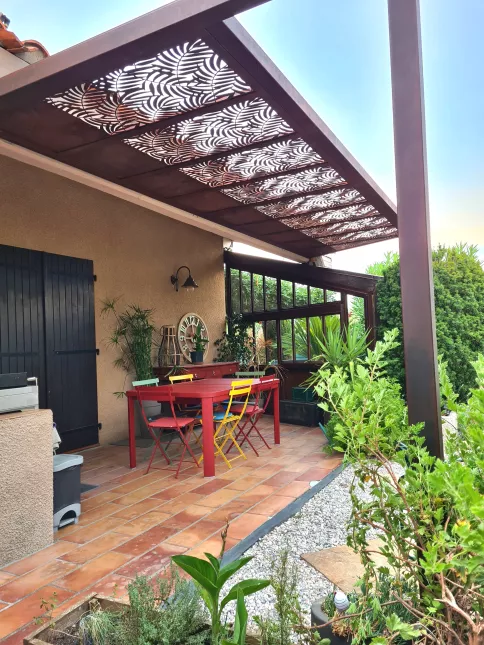 Pergola en style Corten Tôle avec habillage décoratif feuillage 66008 ARGELES SUR MER