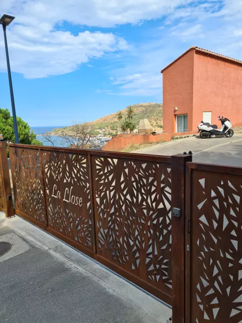 Portail coulissant en Corten Composition en tôle avec habillage décoratif+ texte 66660 PORT VENDRES