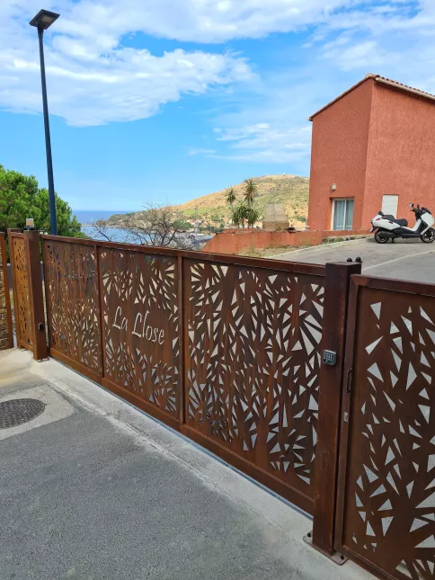 Portail coulissant en Corten Composition en tôle avec habillage décoratif+ texte 66660 PORT VENDRES