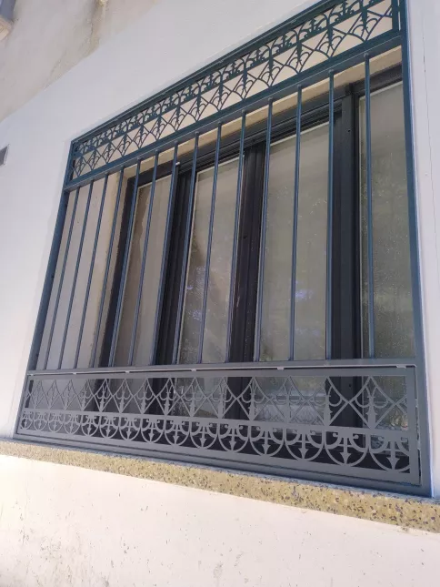Garde corps de fenêtre, composition en habillage décoratif et barreaudage. Laquage ral noir 9005 66720 LA TOUR DE FRANCE