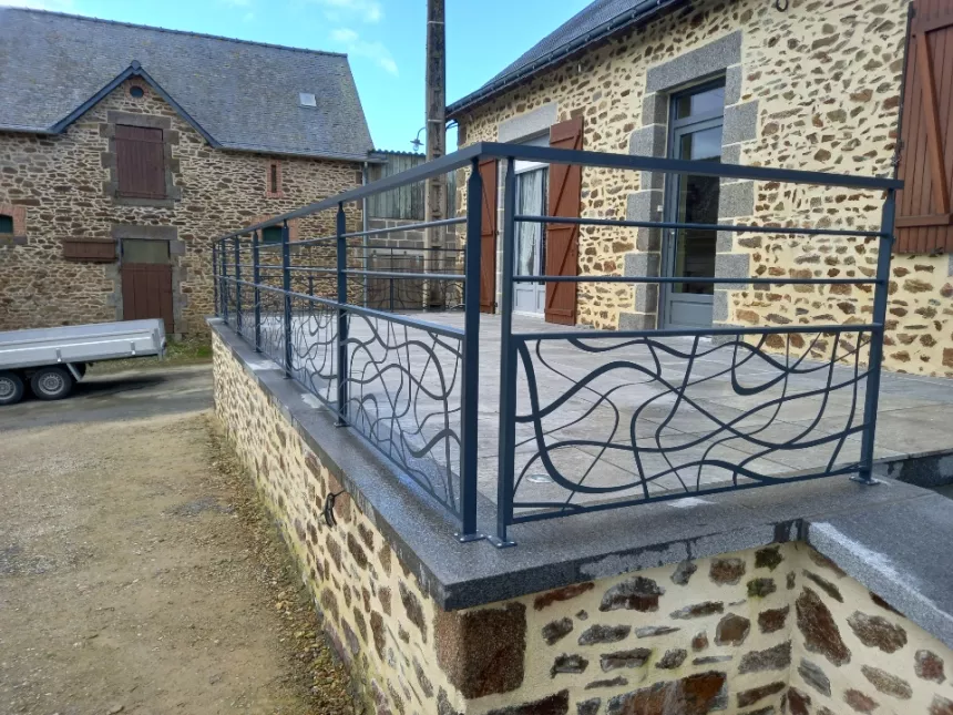 Garde corps en aluminium, poteaux plats, 2 lisses D.13, habillage décoratif spline. 53100 PARIGNE SUR BRAYE.