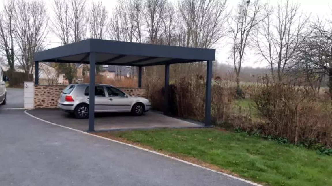 Car port en aluminium, poteaux en tube 150x150, couverture en bac acier, laquage ral 7016 FT. 53170 LE BIGNON DU MAINE.