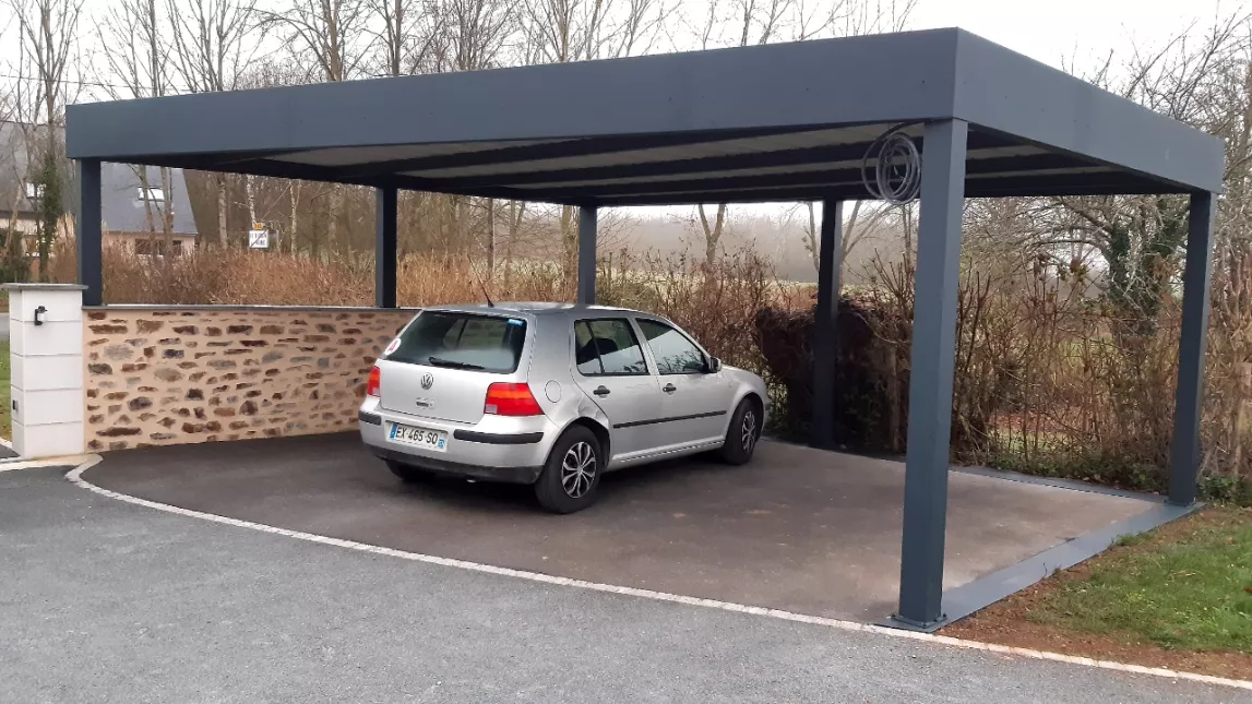 Car port en aluminium, poteaux en tube 150x150, couverture en bac acier, laquage ral 7016 FT. 53170 LE BIGNON DU MAINE.