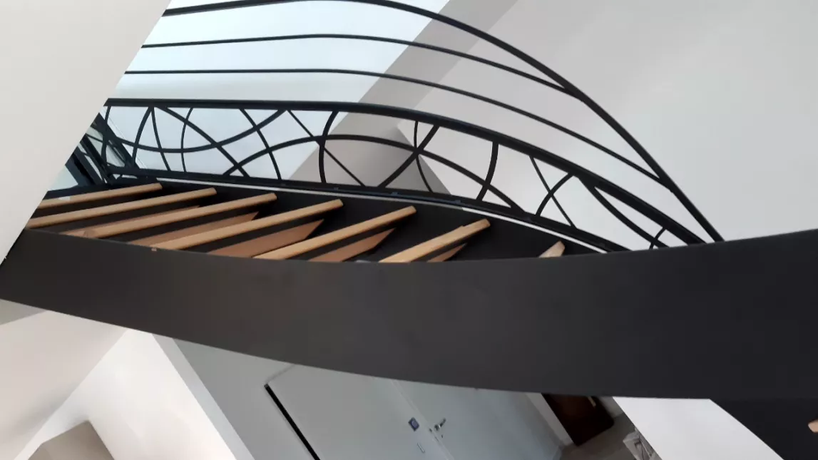 Escalier limon en c Marches en frêne, vernis 2 couches polyuréthane Garde corps, cadre en tube 40x20, 2 lisses D.13, soubassement en habillage décoratif courbes Triangulation, cadre en 40x20, remplissage en tôle décorative courbe+ arbre Ying Yang Laquage ral 9005 FT LAIGNELET 35133