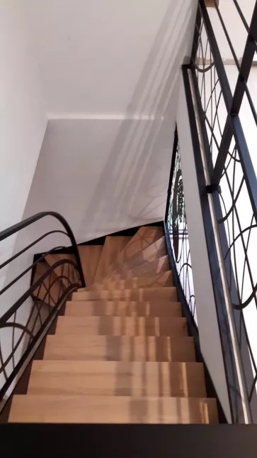 Escalier limon en c Marches en frêne, vernis 2 couches polyuréthane Garde corps, cadre en tube 40x20, 2 lisses D.13, soubassement en habillage décoratif courbes Triangulation, cadre en 40x20, remplissage en tôle décorative courbe+ arbre Ying Yang Laquage ral 9005 FT LAIGNELET 35133