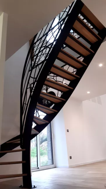 Escalier limon en c Marches en frêne, vernis 2 couches polyuréthane Garde corps, cadre en tube 40x20, 2 lisses D.13, soubassement en habillage décoratif courbes Triangulation, cadre en 40x20, remplissage en tôle décorative courbe+ arbre Ying Yang Laquage ral 9005 FT LAIGNELET 35133