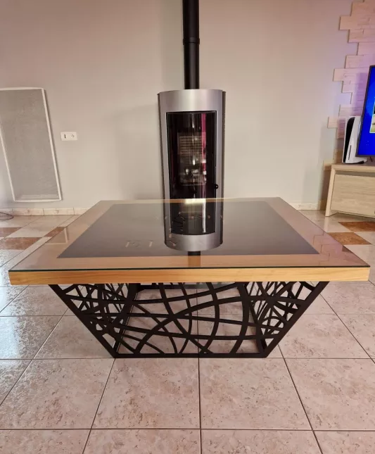 Table basse piétement en habillage décoratif Plateau bois avec insert en acier (mots croisés prénoms famille) Vitrage clair Laquage ral 9005 FT 72380 JOUE L'ABBE