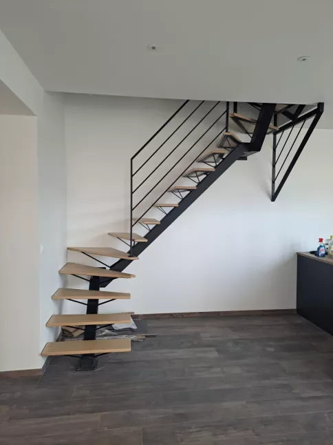Escalier limon central 2/4 tournant noir 9005 FT
