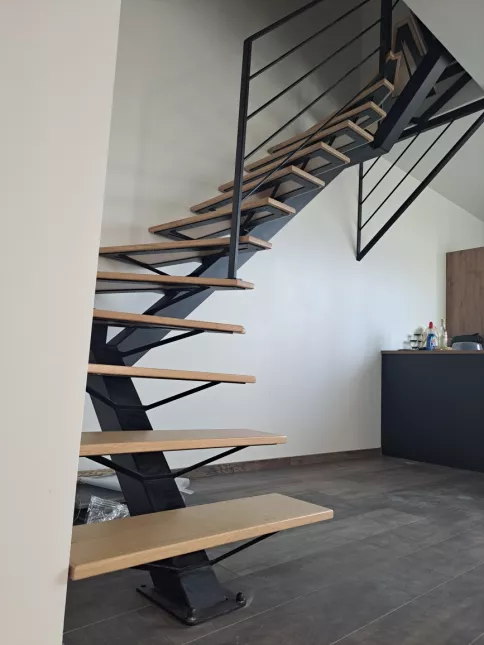 Escalier limon central 2/4 tournant noir 9005 FT