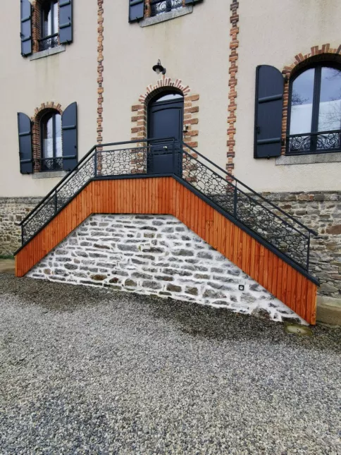 Fabrication de gardes corps en aluminium Poteaux plats, soubassement tôle décorative, main courante 50*30 Laquage ral 7016 FT 53240 ST JEAN SUR MAYENNE