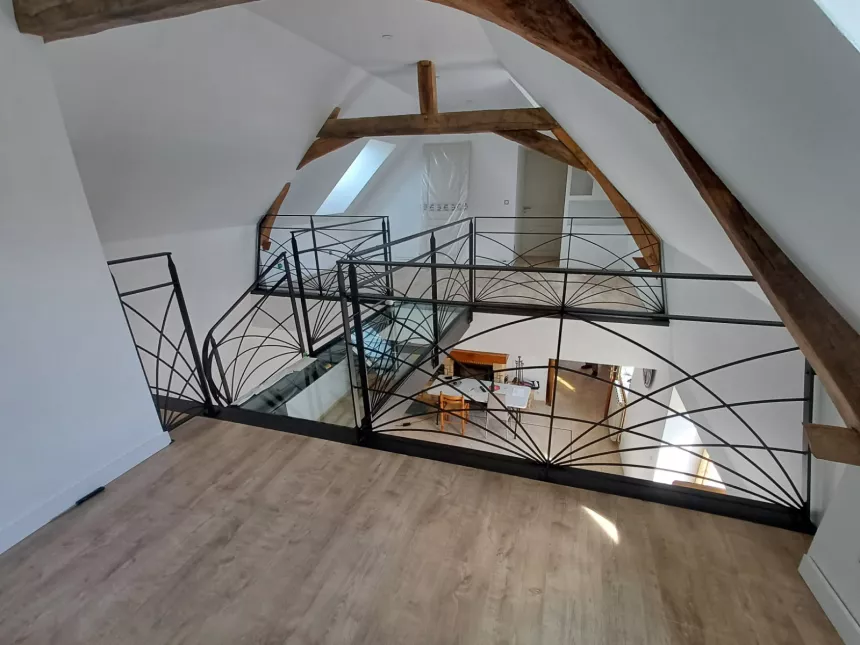 Escalier limon central 1/4 tournant débillardé, marches en chêne rustique sablé, laquage ral 2100 sablé Garde corps poteaux plats, remplissage lisses D.10 cintrées, main courante 40x10, laquage ral 2100 sablé Ossature en UPN, remplissage en dalle de verre clair, laquage de l'ossature ral noir 2100 sablé 72170 SEGRIE