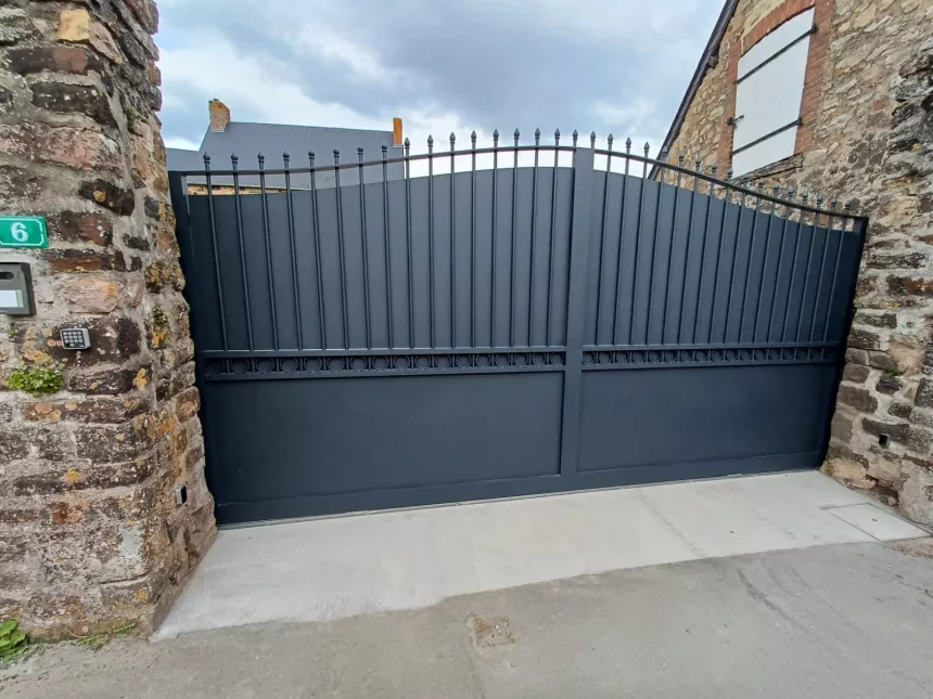 Portail coulissant forme chapeau de gendarme en aluminium Barraudage, festonnage, soubassement en tôles, volutes, fer de lances Laquage ral 7016 FT 53270 CHAMMES