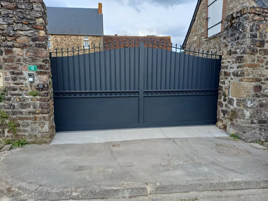 Portail coulissant forme chapeau de gendarme en aluminium Barraudage, festonnage, soubassement en tôles, volutes, fer de lances Laquage ral 7016 FT 53270 CHAMMES