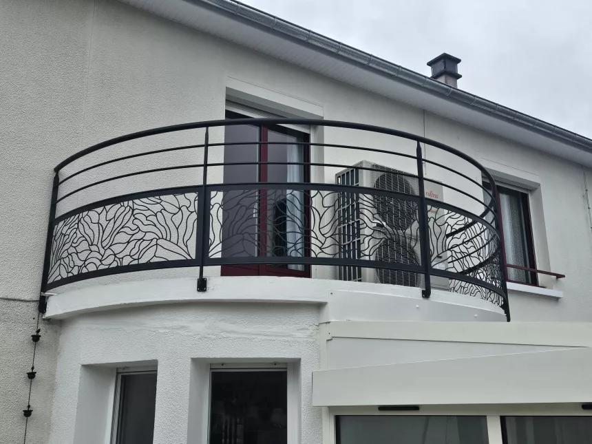 Garde corps de balcon cintré en aluminium Poteaux plat, 2 lisses, soubassement en habillage décoratif "nénuphar", main courante en tube rond, laquage ral 7016 FT. 53600 EVRON