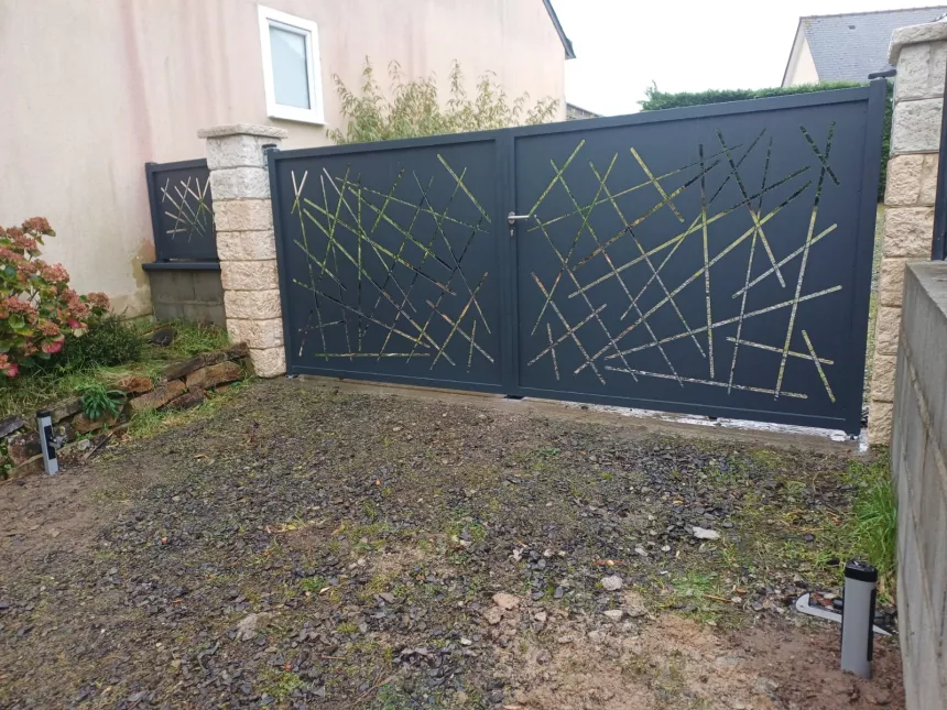 Portail deux vantaux en aluminium remplissage en tôle avec un habillage décoratif personnalisé Laquage ral 7016 FT 50530 ST JEAN LE THOMAS