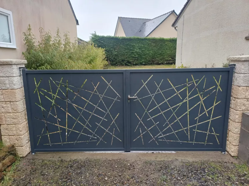 Portail deux vantaux en aluminium remplissage en tôle avec un habillage décoratif personnalisé Laquage ral 7016 FT 50530 ST JEAN LE THOMAS