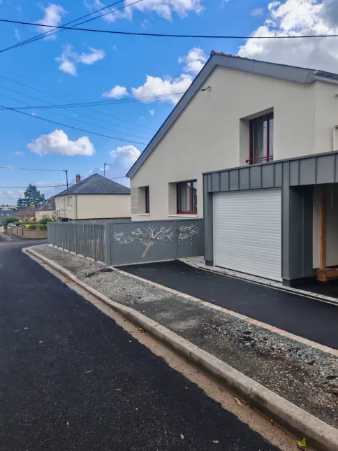 Portillon en aluminium, ossature en tube, remplissage en tôle avec un habillage décoratif. Clôture en aluminium, composition en tube D.20 p en biais. 53000 LAVAL