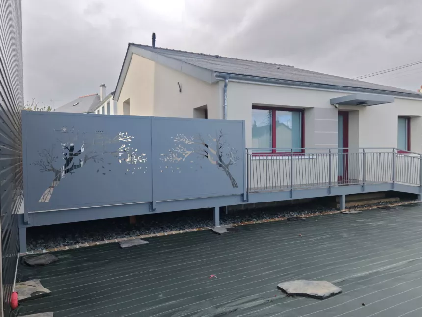 Portillon en aluminium, ossature en tube, remplissage en tôle avec un habillage décoratif. Clôture en aluminium, composition en tube D.20 p en biais. 53000 LAVAL