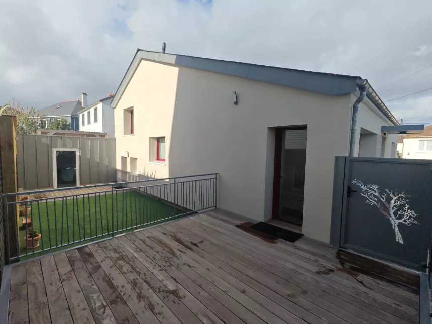 Portillon en aluminium, ossature en tube, remplissage en tôle avec un habillage décoratif. Clôture en aluminium, composition en tube D.20 p en biais. 53000 LAVAL