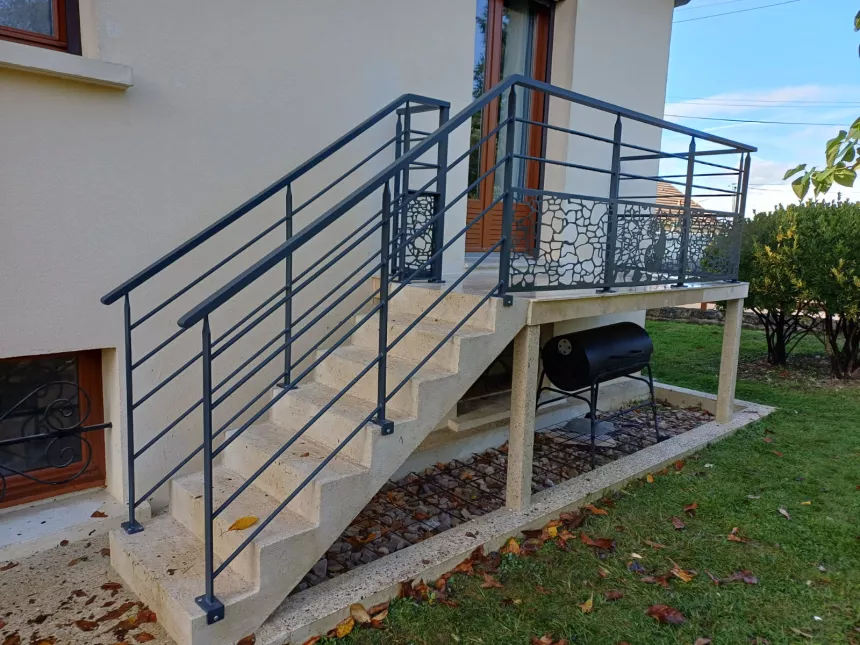 Composition: Garde corps d'escalier: Poteaux plats, lisses. Garde corps droits: Poteaux plats, lisses et soubassement en habillage décoratif "pierre+arbre ying yang", main courante en tube rectangle. Laquage ral 7016+ FT 53600 EVRON