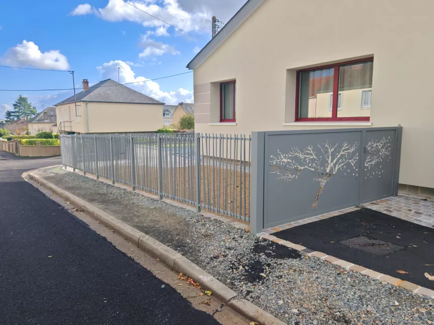 Portillon en aluminium, ossature en tube, remplissage en tôle avec un habillage décoratif. Clôture en aluminium, composition en tube D.20 p en biais. 53000 LAVAL