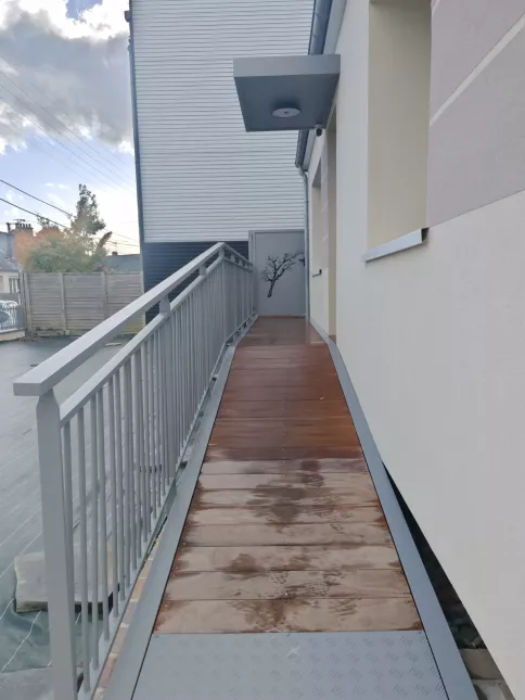 Portillon en aluminium, ossature en tube, remplissage en tôle avec un habillage décoratif. Clôture en aluminium, composition en tube D.20 p en biais. 53000 LAVAL