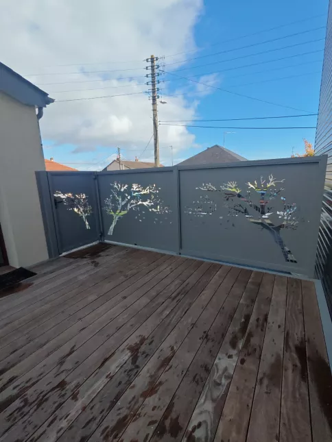 Portillon en aluminium, ossature en tube, remplissage en tôle avec un habillage décoratif. Clôture en aluminium, composition en tube D.20 p en biais. 53000 LAVAL