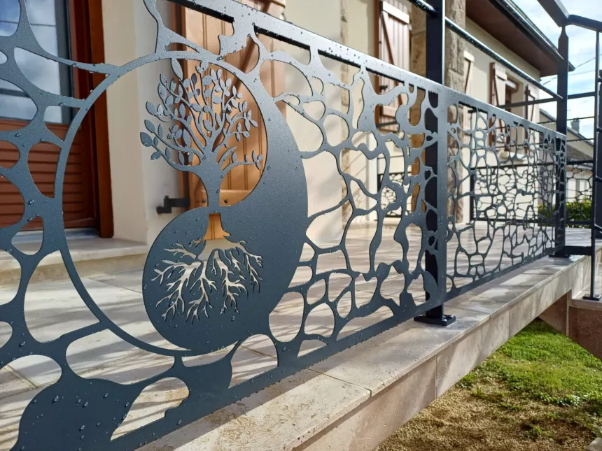 Composition: Garde corps d'escalier: Poteaux plats, lisses. Garde corps droits: Poteaux plats, lisses et soubassement en habillage décoratif "pierre+arbre ying yang", main courante en tube rectangle. Laquage ral 7016+ FT 53600 EVRON