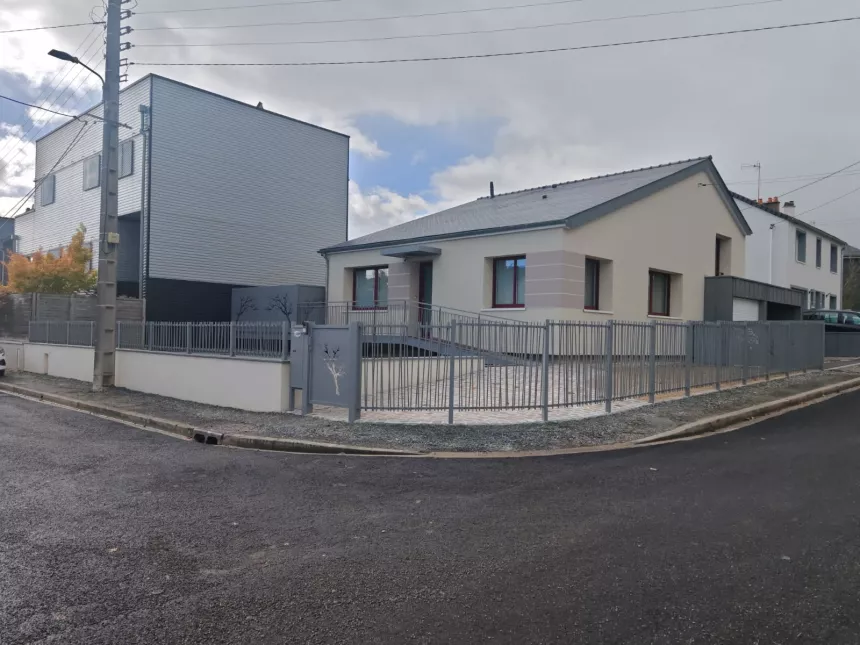 Portillon en aluminium, ossature en tube, remplissage en tôle avec un habillage décoratif. Clôture en aluminium, composition en tube D.20 p en biais. 53000 LAVAL