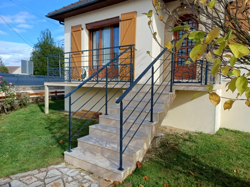 Composition: Garde corps d'escalier: Poteaux plats, lisses. Garde corps droits: Poteaux plats, lisses et soubassement en habillage décoratif "pierre+arbre ying yang", main courante en tube rectangle. Laquage ral 7016+ FT 53600 EVRON