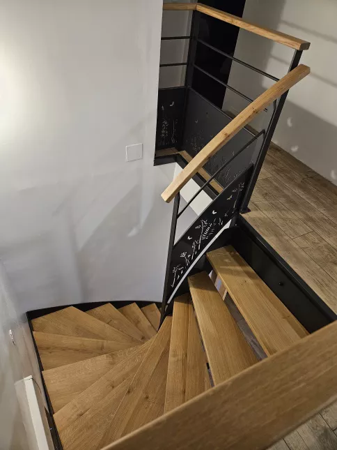 Escalier double limons en acier Marches et main courante en bois Garde corps en acier, lisses D.13, soubassement en habillage décoratif "fleurs- papillons". 53440 GRAZAY