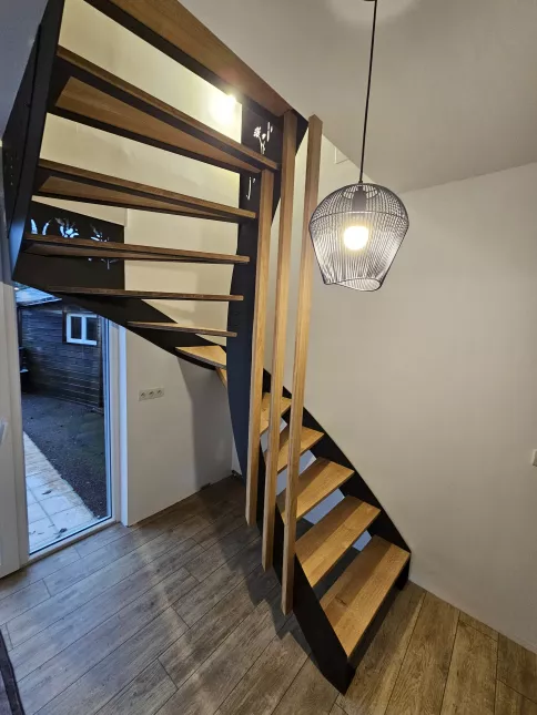 Escalier double limons en acier Marches et main courante en bois Garde corps en acier, lisses D.13, soubassement en habillage décoratif "fleurs- papillons". 53440 GRAZAY