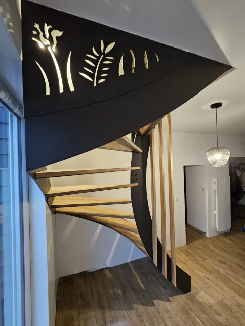 Escalier double limons en acier Marches et main courante en bois Garde corps en acier, lisses D.13, soubassement en habillage décoratif "fleurs- papillons". 53440 GRAZAY