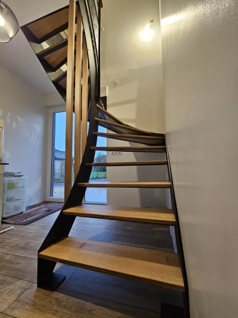 Escalier double limons en acier Marches et main courante en bois Garde corps en acier, lisses D.13, soubassement en habillage décoratif "fleurs- papillons". 53440 GRAZAY