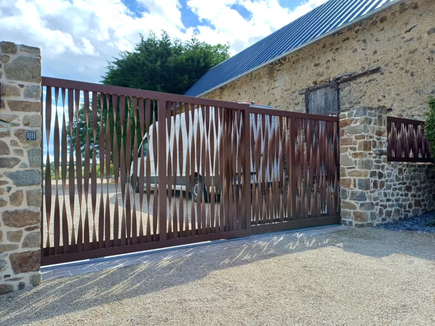 Portail en aluminium, remplissage en lames torsadées. Laquage ral mars 2525 53240 ST JEAN SUR MAYENNE