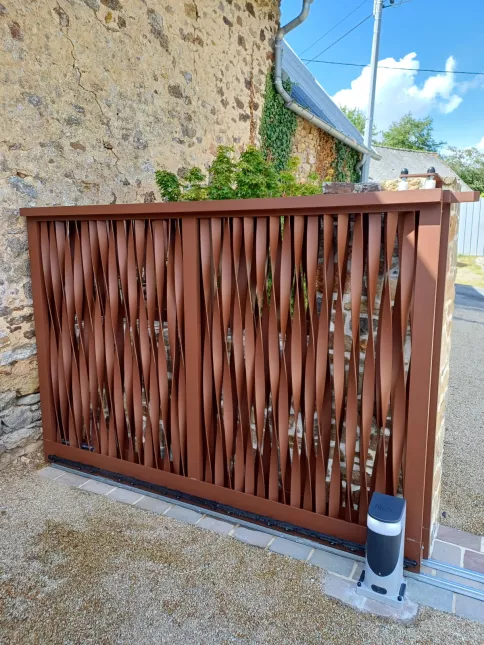 Portail en aluminium, remplissage en lames torsadées. Laquage ral mars 2525 53240 ST JEAN SUR MAYENNE