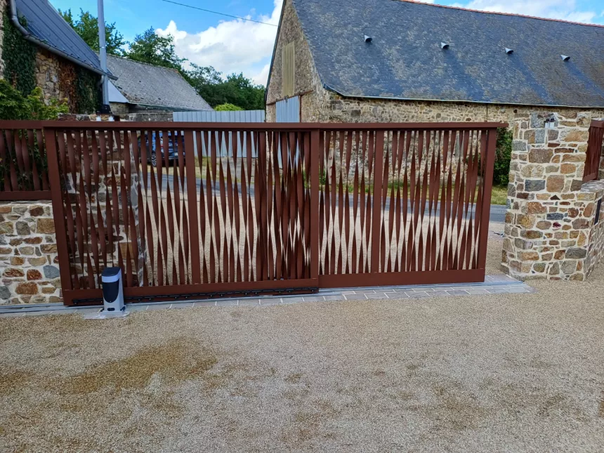 Portail en aluminium, remplissage en lames torsadées. Laquage ral mars 2525 53240 ST JEAN SUR MAYENNE