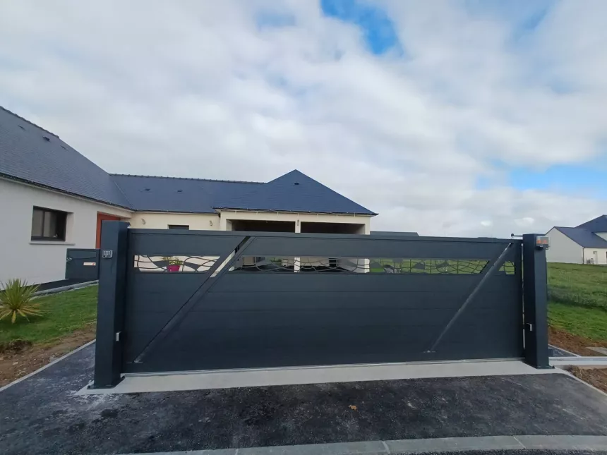 Portail en aluminium de 4500x1500 mm de hauteur remplissage en lames avec un habillage décoratif "spline semi ajourés" Laquage ral 7016 FT 53150 ST CHRISTOPHE DU LUAT