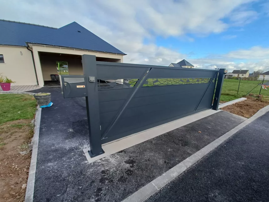 Portail en aluminium de 4500x1500 mm de hauteur remplissage en lames avec un habillage décoratif "spline semi ajourés" Laquage ral 7016 FT 53150 ST CHRISTOPHE DU LUAT