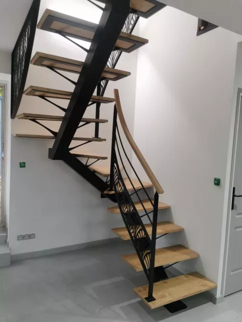 Escalier 2/4 tournant, limon central en acier Marches et main courante en chêne garde corps avec 2 lisses+ habillage décoratif "oriental" Laquage ral noir 9005 FT 72140 ROUESSE-VASSE