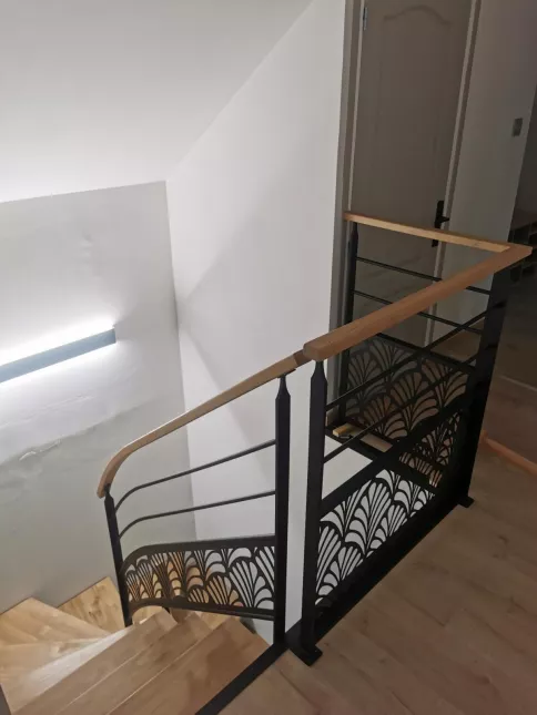 Escalier 2/4 tournant, limon central en acier Marches et main courante en chêne garde corps avec 2 lisses+ habillage décoratif "oriental" Laquage ral noir 9005 FT 72140 ROUESSE-VASSE