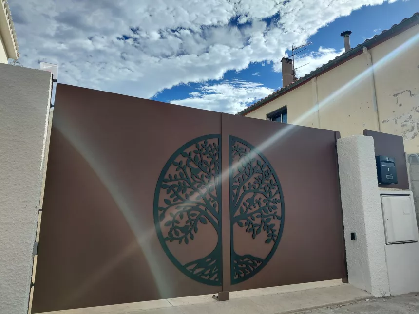 Fabrication portail 2 vantaux Habillage décoratif "arbre de vie" Laquage ral mars 2525 et noir 9005 FT