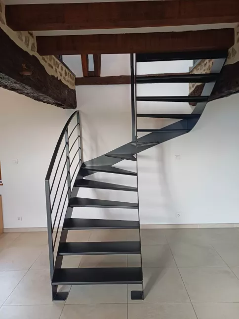 Escalier limon en C, marches en acier. Gardes corps rampant acier, cadre en tube rectangle, remplissage en lisses. Garde corps droits en acier, cadre en tube rectangle, remplissage en lisses + soubassement en tôle perforée. Laquage ral manganese 35680 LOUVIGNE DE BAIS