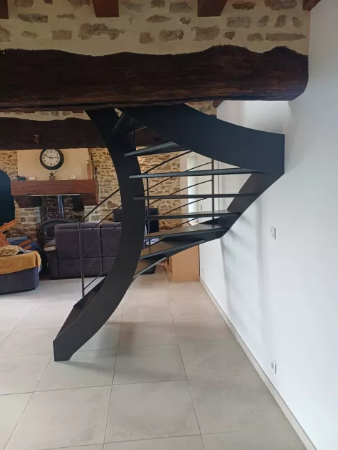 Escalier limon en C, marches en acier. Gardes corps rampant acier, cadre en tube rectangle, remplissage en lisses. Garde corps droits en acier, cadre en tube rectangle, remplissage en lisses + soubassement en tôle perforée. Laquage ral manganese 35680 LOUVIGNE DE BAIS