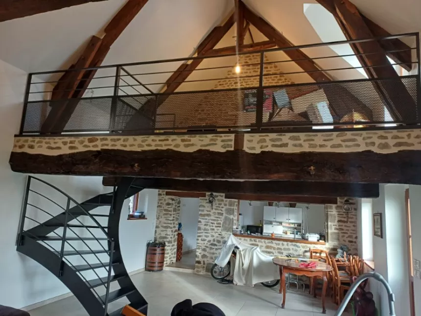 Escalier limon en C, marches en acier. Gardes corps rampant acier, cadre en tube rectangle, remplissage en lisses. Garde corps droits en acier, cadre en tube rectangle, remplissage en lisses + soubassement en tôle perforée. Laquage ral manganese 35680 LOUVIGNE DE BAIS