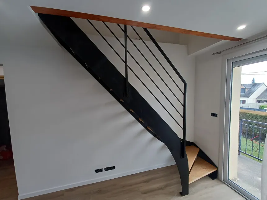 Escalier double limons 1/4 tournant en acier Garde corps en cadre 40x20mm, 4 lisses D.13 Marches en chêne vernis 2 couches Laquage ral noir 9005 FT 77340 pontault combault
