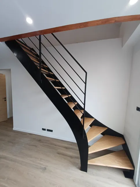 Escalier double limons 1/4 tournant en acier Garde corps en cadre 40x20mm, 4 lisses D.13 Marches en chêne vernis 2 couches Laquage ral noir 9005 FT 77340 pontault combault