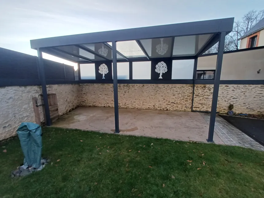 Pergola Toiture en panneau compressé Isotoit Panneau vitré et habillage décoratif "arbre" Laquage ral 7016 FT 53600 Evron